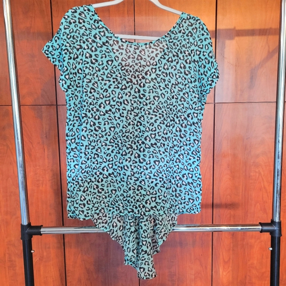 Light blue cheetah print V tail blouse size Large